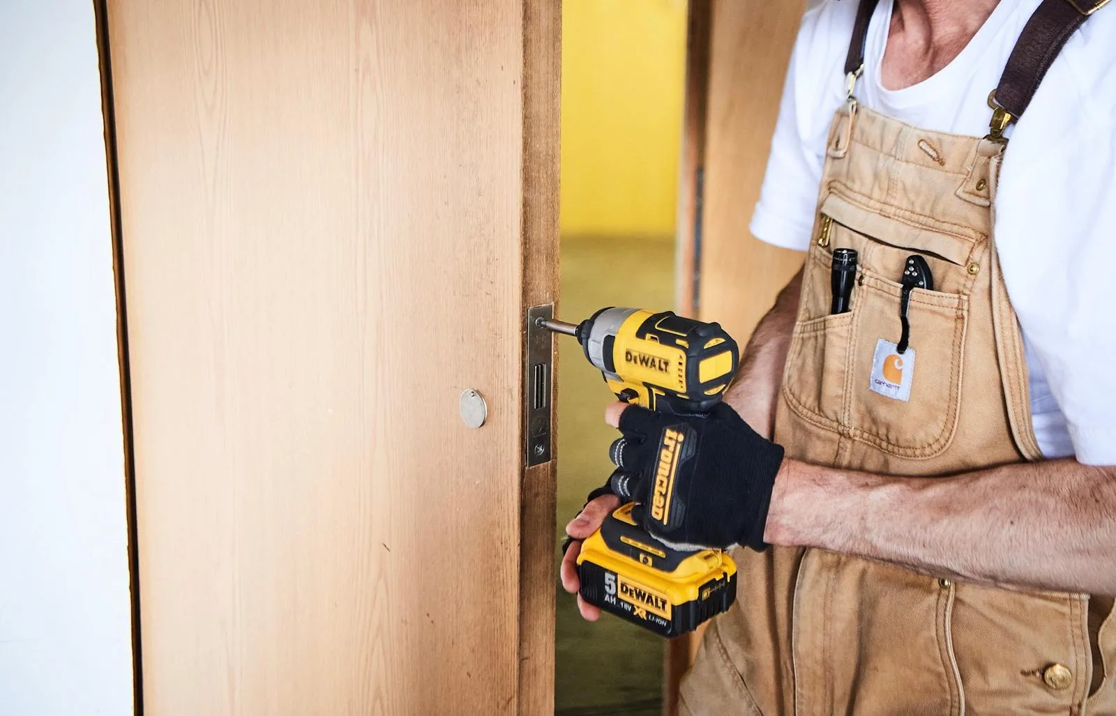 How To Choose The Best Locksmith Services For Residential & Commercial Spaces?
